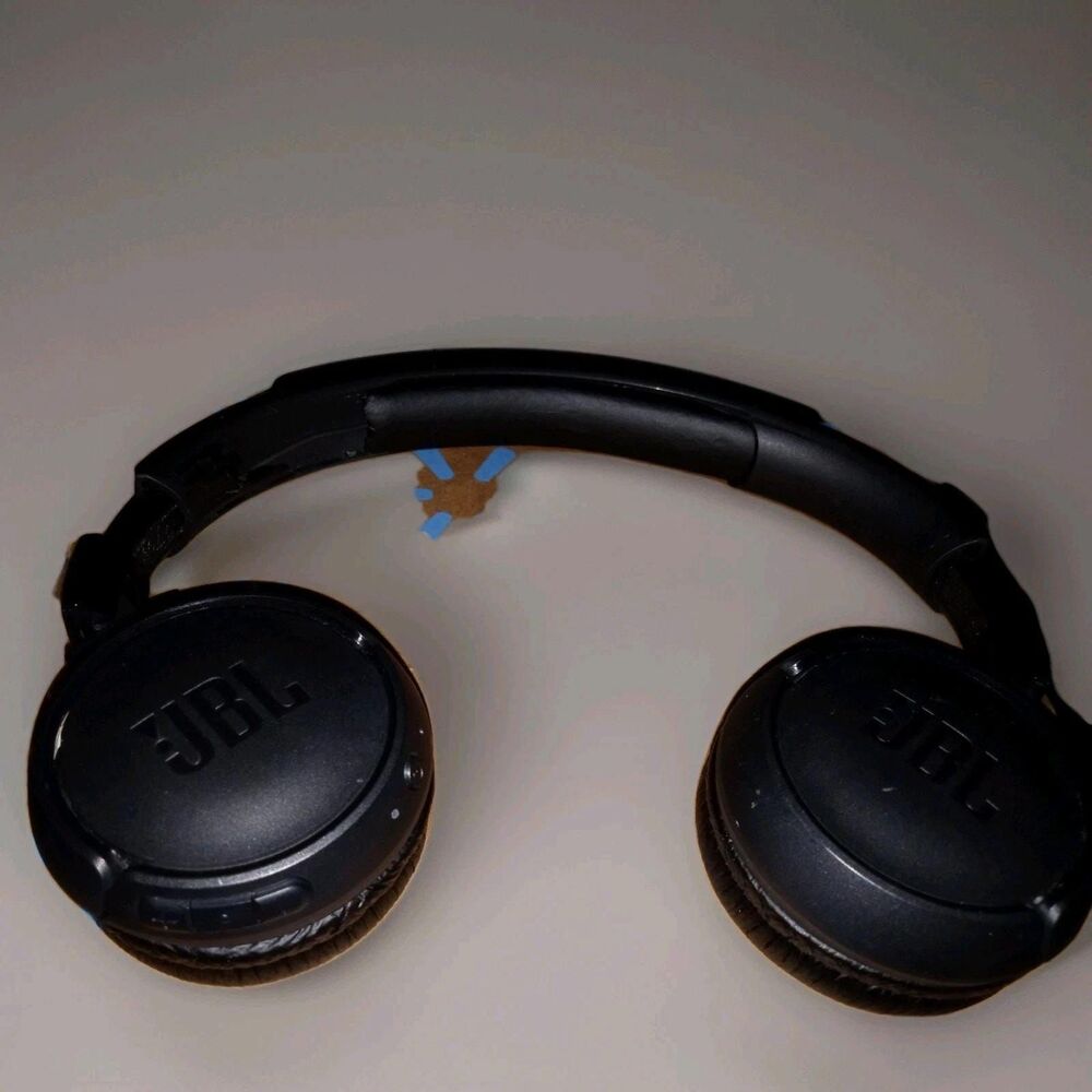 JBL 520BT Tune Wireless Bluetooth Headphones Black Works Has slight Issues